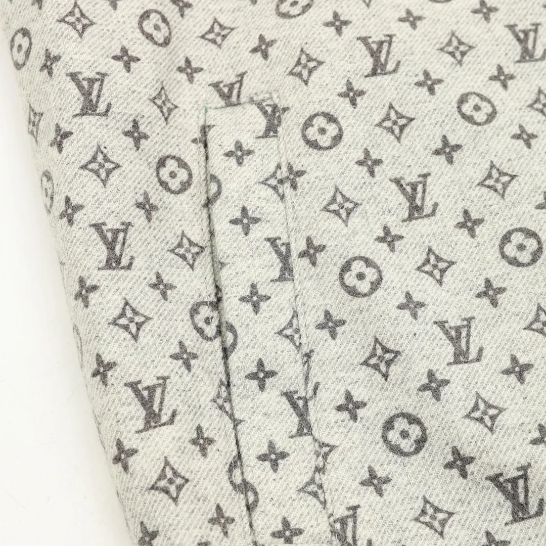 🅿️570 Louis Vuitton/Louis Vuitton presbyopia all-over printed zipper jacket. Purchase the original version and have it printed immediately. The fabric is made of custom densely spun technical fabric that is light and thin, and the upper body is silky and breathable. Infrared positioning cutting, workwear-style windbreaker design, the upper body is invincible and versatile. All details are customized and developed, and all hardware and accessories are restored to ZP. Size：XS-L